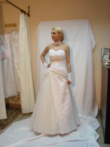  Suknia ślubna "Finezja" model 133